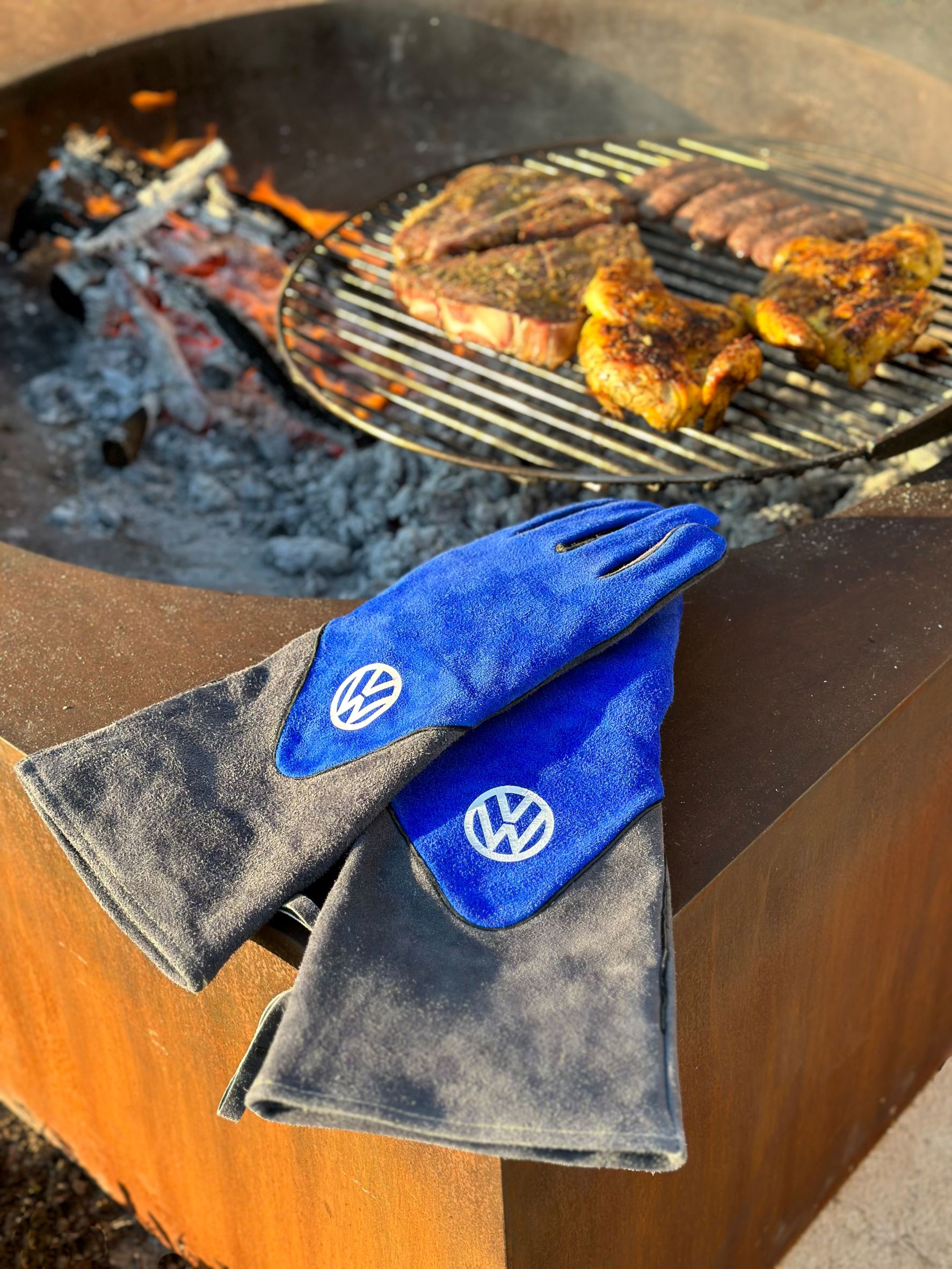 VOLKSWAGEN VW T1 Combi gants pour barbecue (paire) en boîte cadeau - cuir de vache/rouge & noir