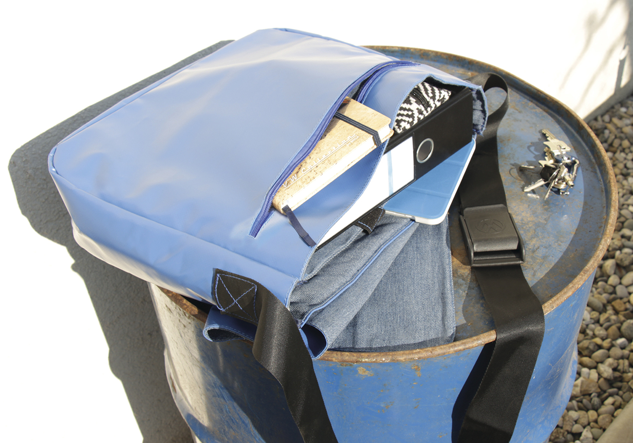 Bolsa bandolera VW Beetle "Jeans" de lona de camión, grande
